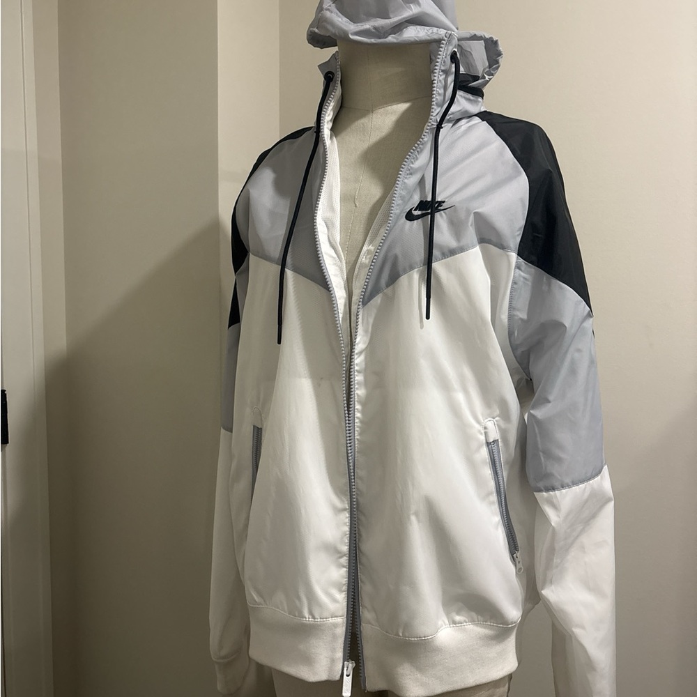 Nike Men's Black, Gray, and White Windbreaker